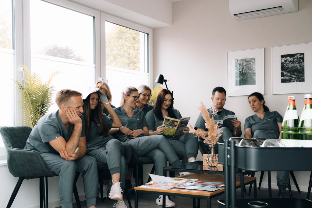 Gruppenporträt eines Zahnarztteams im Wartebereich einer Praxis in Bielefeld