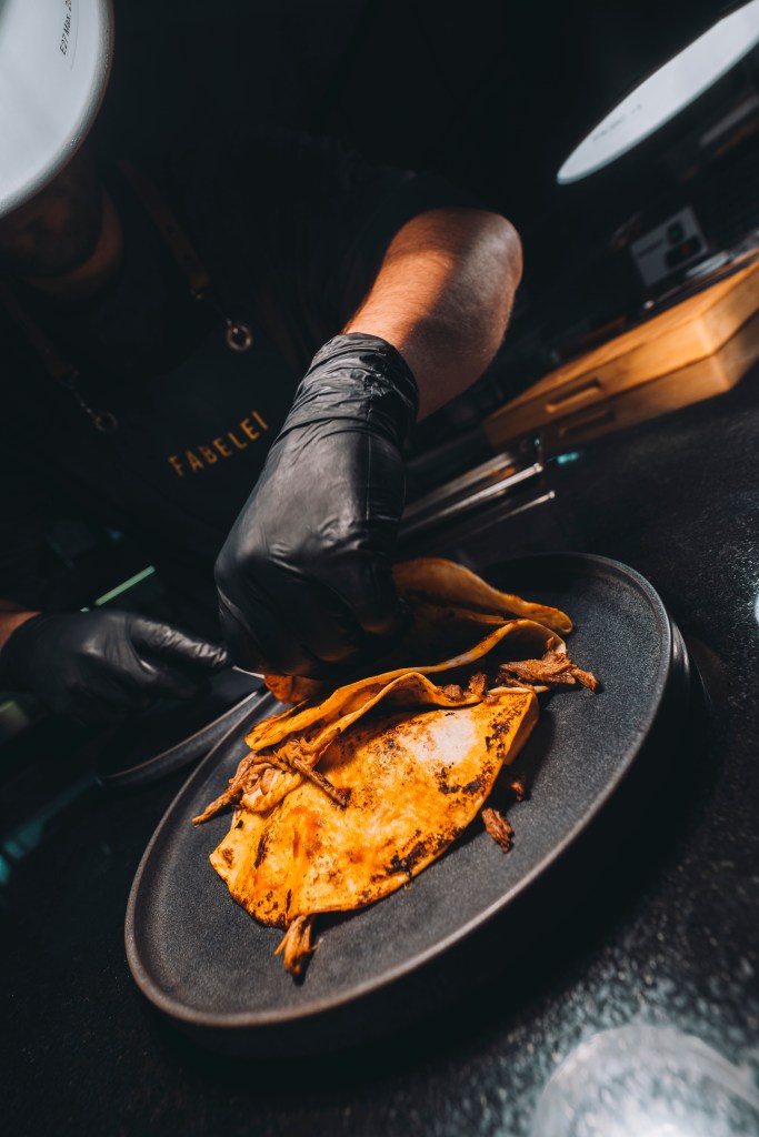 Koch richtet ein Gericht in einer Küche in Bielefeld an